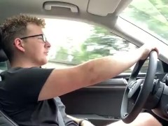'20 Jahre Süßer deutscher Twink Junge wichst beim auto Fahren und kommt'
